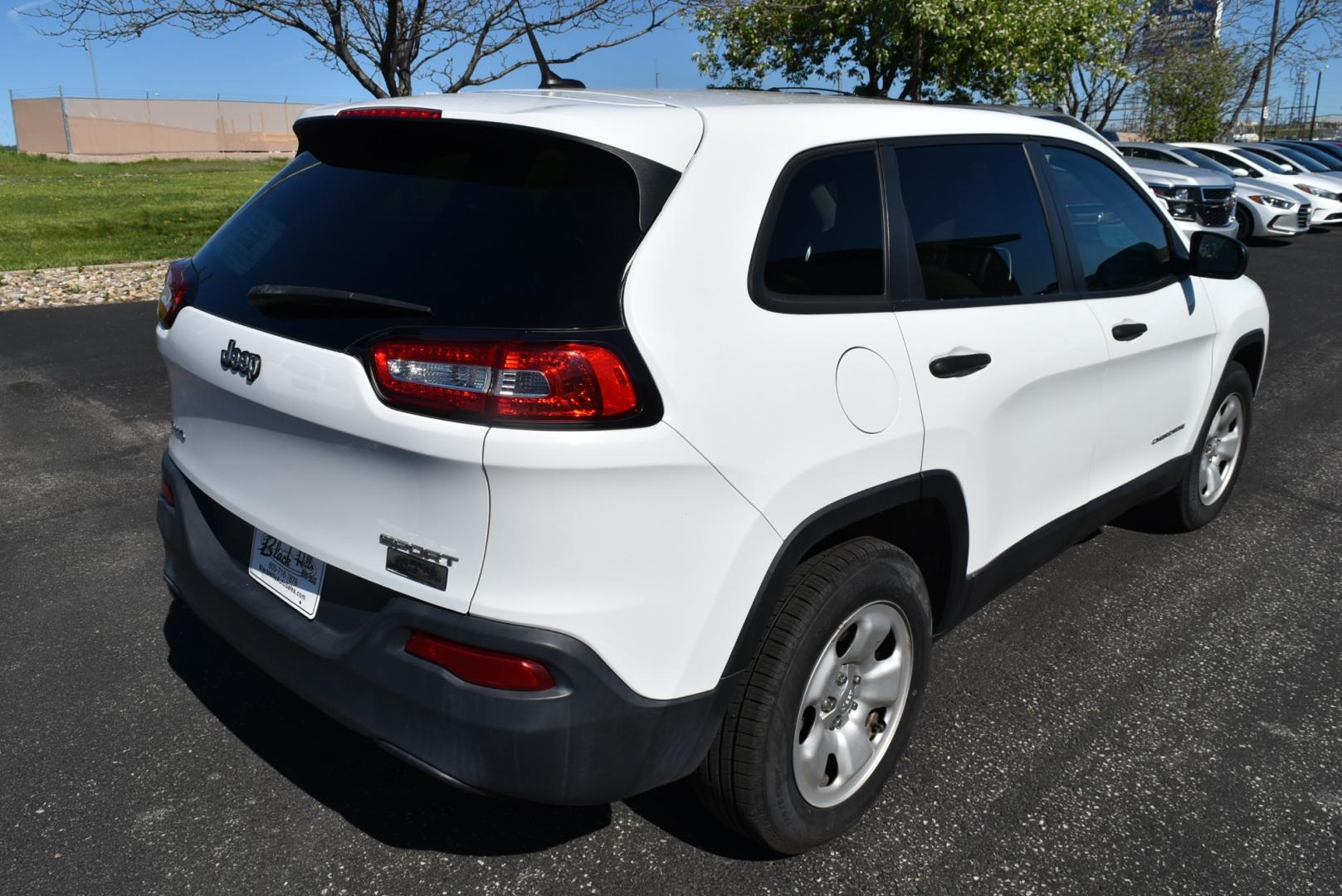 2016 White /Black Jeep Cherokee Sport (1C4PJMAB3GW) with an 2.4L 4 Cyl Multi-Air engine, 9-Speed Automatic transmission, located at 1600 E Hwy 44, Rapid City, SD, 57703, (605) 716-7878, 44.070232, -103.171410 - Photo#7